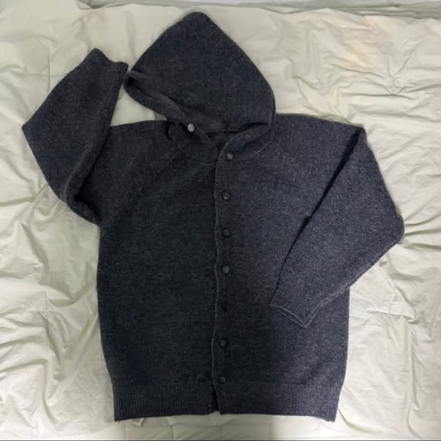 버튼 후드 니트 가디건 차콜 그레이