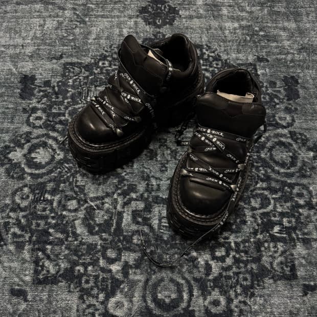 New rock white logo ribbon tank platform