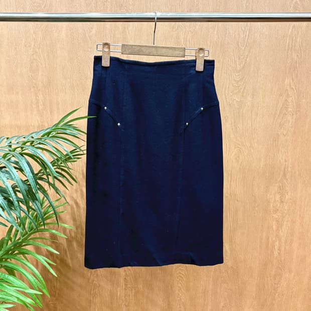 꾸레쥬 미디 스커트 절개 스터드 장식 백 슬릿 디테일 H라인 네이비