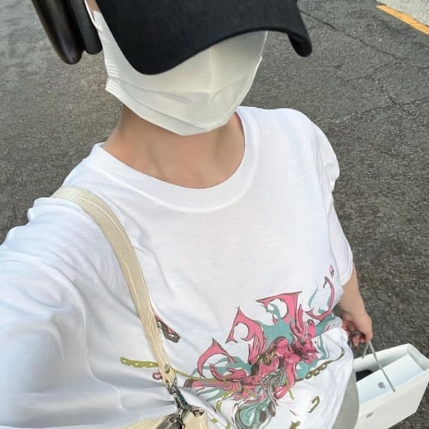 리 Roller Coaster T-shirt / 카리나 사복 착용