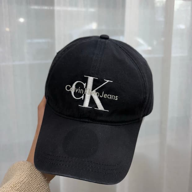 CK 캘빈클라인 모노그램 로고 볼캡 모자