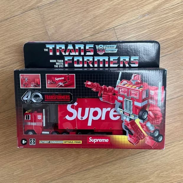 슈프림 x 트랜스포머 G1 옵티머스 프라임 피규어 레드