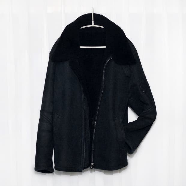 알레그리 올블랙 모던에센셜 천연 양가죽 숏무스탕 자켓 (50 / 100)