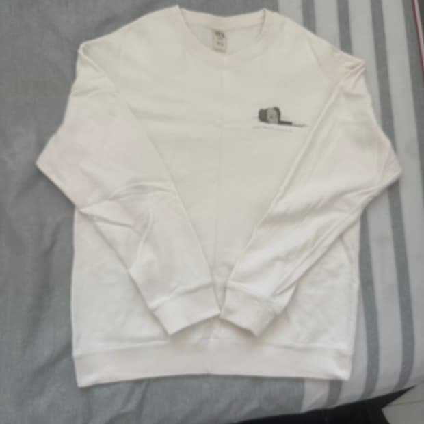 유니클로 카우스 맨투맨