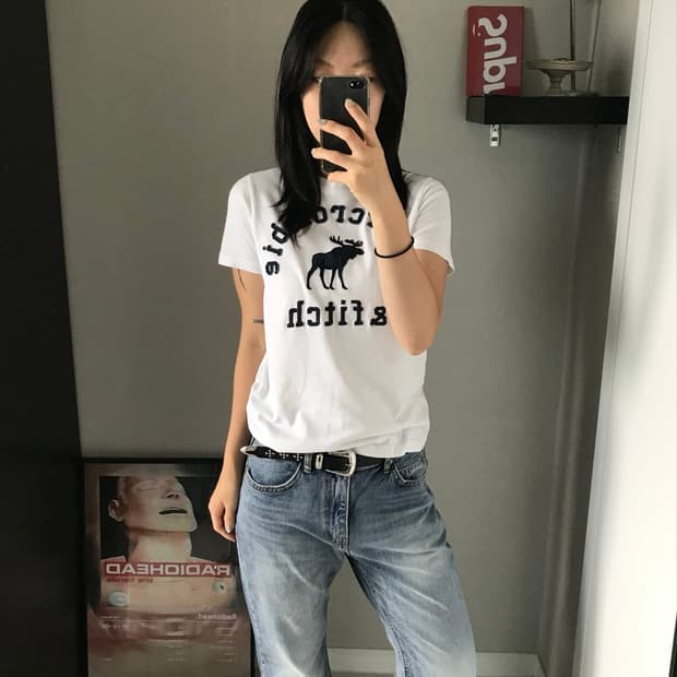 아베크롬비 앤 피치 자수 로고 화이트 반팔티