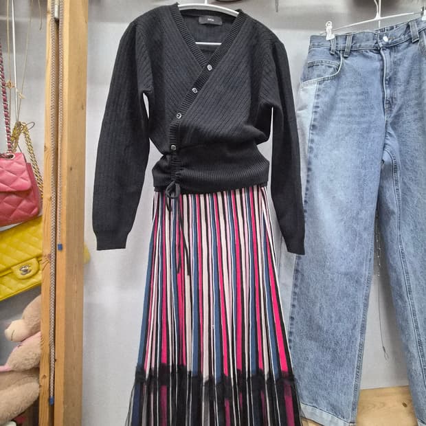 샤틴 사이드 셔링 브이넥 니트.레니본 니트샤스커트