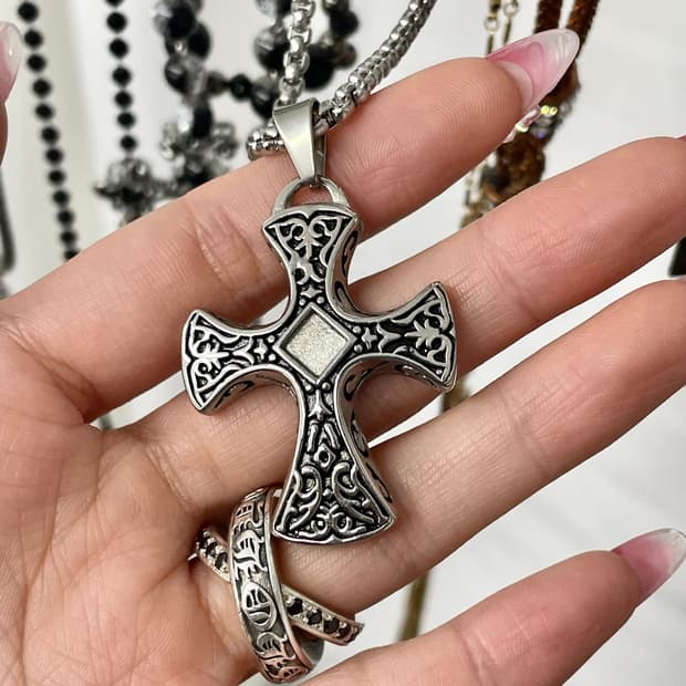 엔틱 십자가 패턴 네크리스