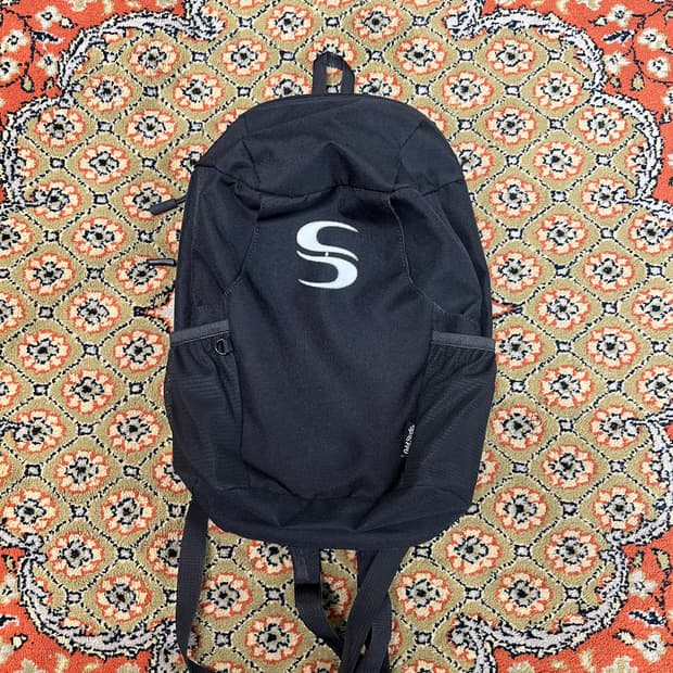 오드스튜디오 ODD X SORANO 커브드 스포티 백팩