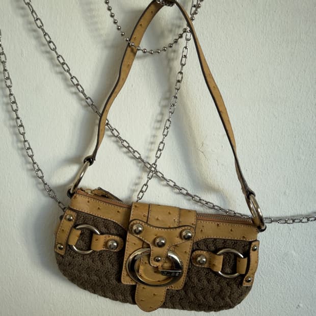 게스 y2k 타조가죽 & 니트 바게트백