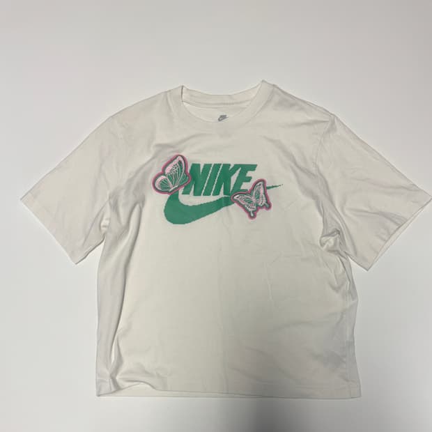 여성 나이키 24년도 나비 자수 화이트 반팔 티셔츠 L