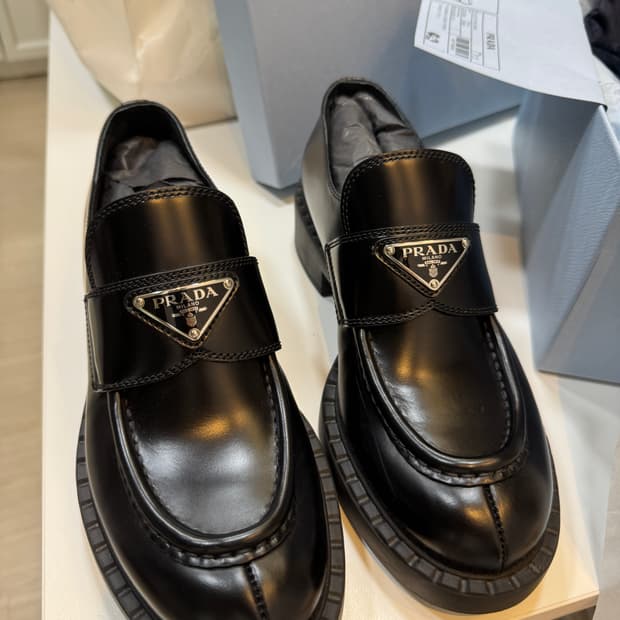 프라다 초콜릿 브러시드 레더 로퍼 블랙 37.5