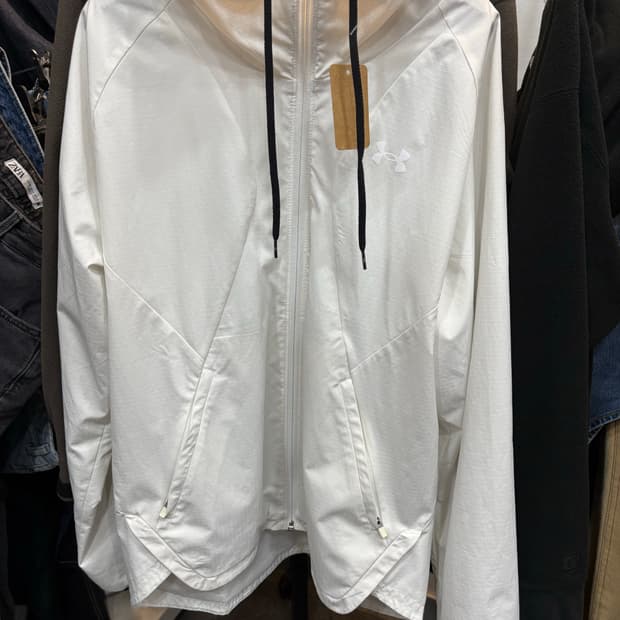 언더아머 화이트 바람막이 L사이즈