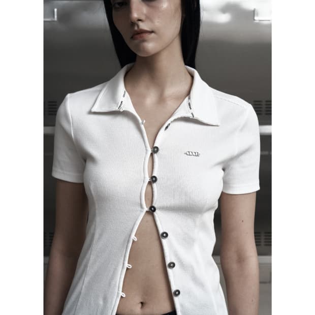 오도어 슬림 카라 티 화이트