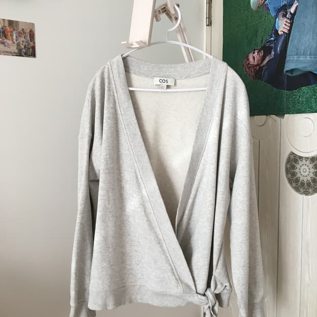 코스 딥브이넥 맨투맨