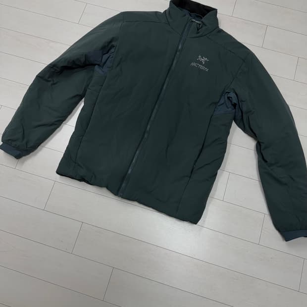 아크테릭스 아톰 AR   M 사이즈  기름 얼룩조차 없습니다  상태 9.