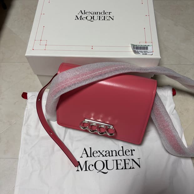 [새상품]알렉산더맥퀸 레더 포링백 코랄