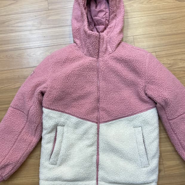 K2 키즈 숏패딩 90사이즈 판매합니다. 핑크색과 흰색 투톤으로 귀여운 