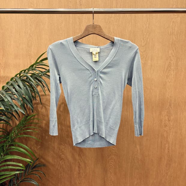 아페쎄 브이넥 니트 프론트 버튼 소매 밑단 시보리 디테일 라이트 블루