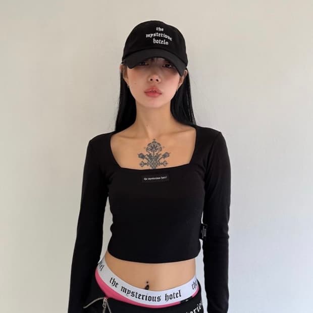 더미스테리어스호텔 스퀘어 베이직 탑