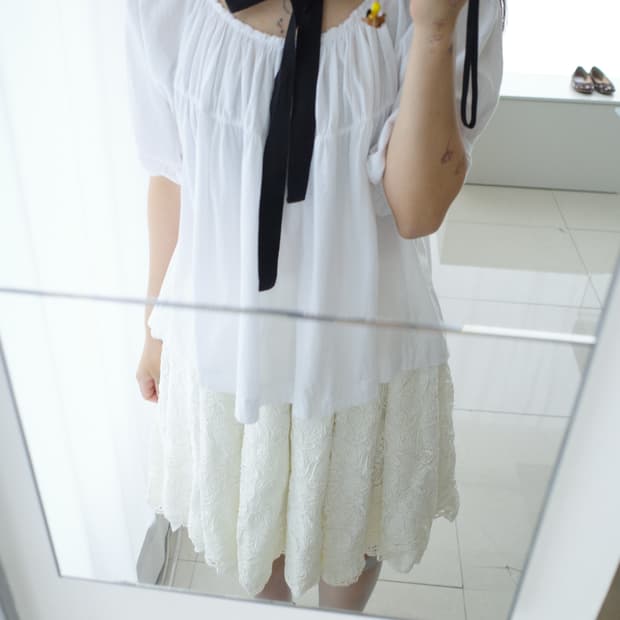 Lace pleated skirt