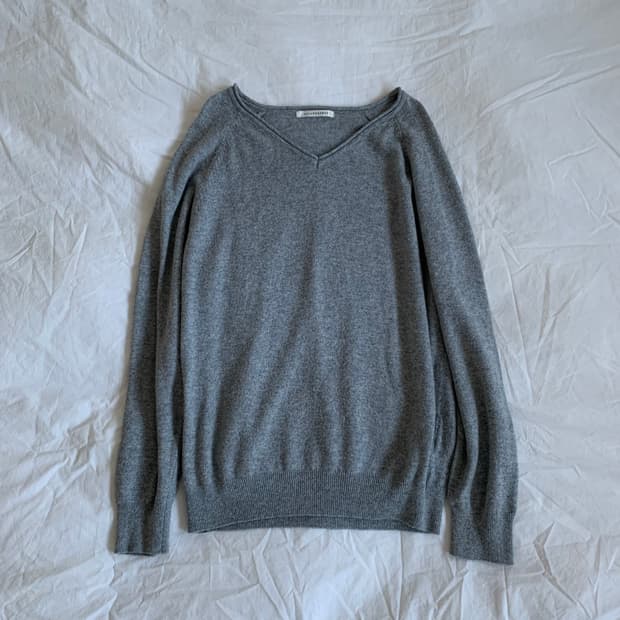 그레이 브이넥 니트