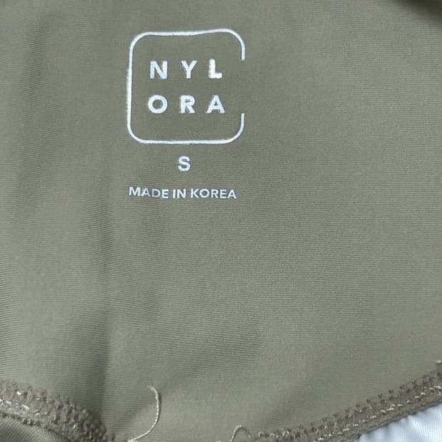 Nylora 카키 레깅스(미착용새상품)(S SIZE)