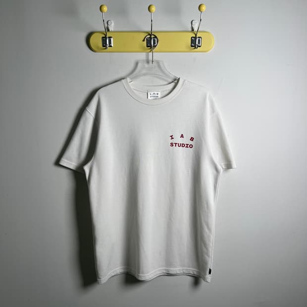 아이앱 스튜디오 화이트 버건디 로고 반팔 티셔츠 L