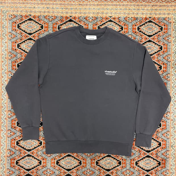 비바스튜디오 스펠로고 차콜 맨투맨 남성L