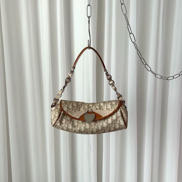 디올 로맨티크 트로터 하트 참 숄더백