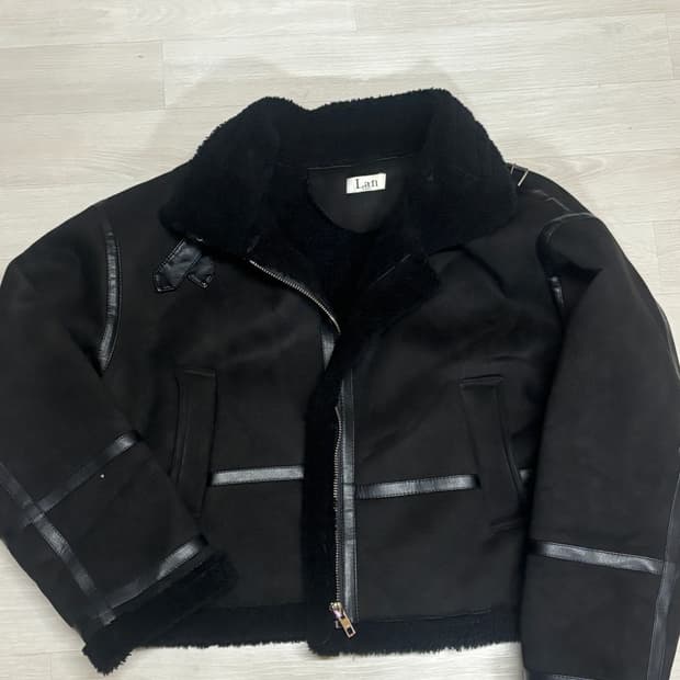 랜 아카이브 무스탕 블랙 팝니다