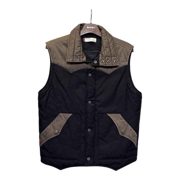 리바이스 웨스턴 패딩 베스트 요크컷 디테일 블랙/브라운