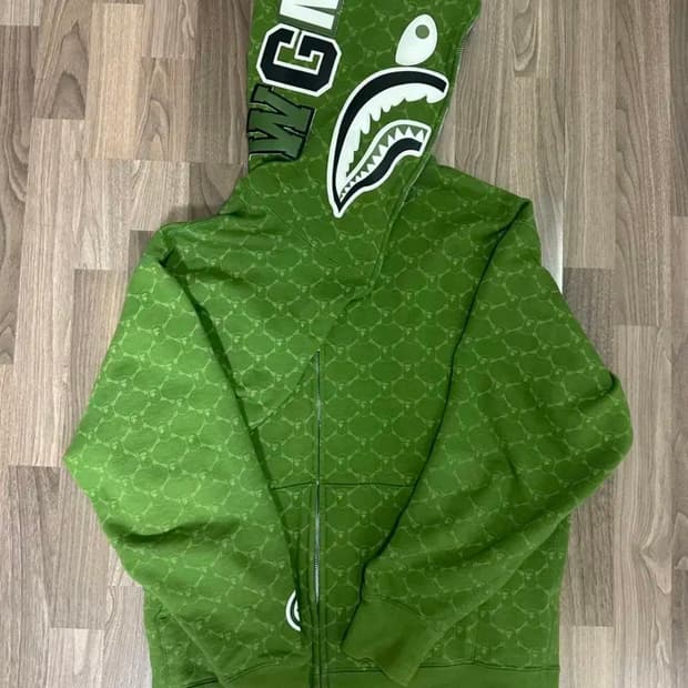 베이프 그린 모노그램 샤크후드 m