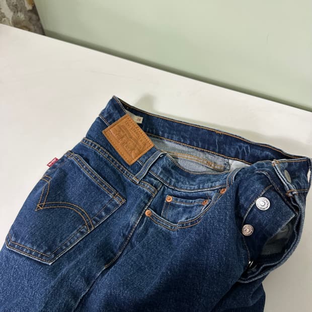 우먼M-L 리바이스 빈티지워시드 웻지스트레이트핏 버튼플라이 크롭데님팬츠