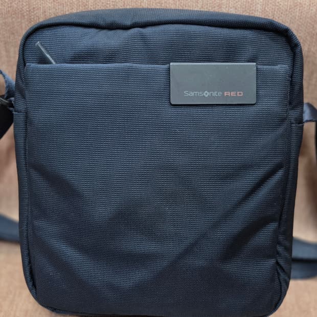 쌤소나이트- 레드 네이비 크로스백