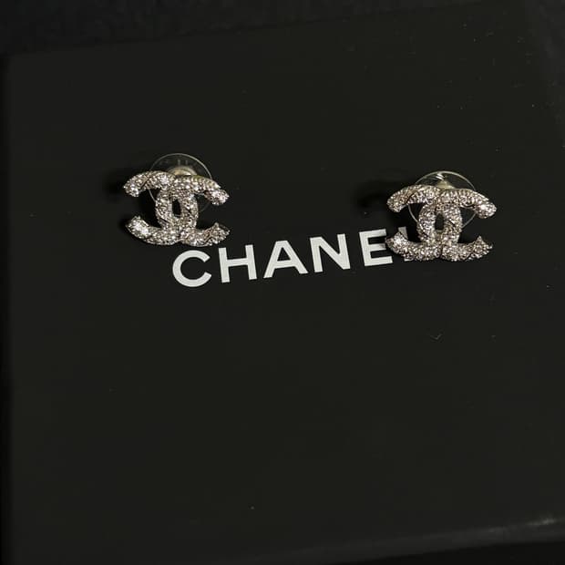 샤넬 정품 cc로고 업사이클링 실버 스틸 크리스탈 귀걸이