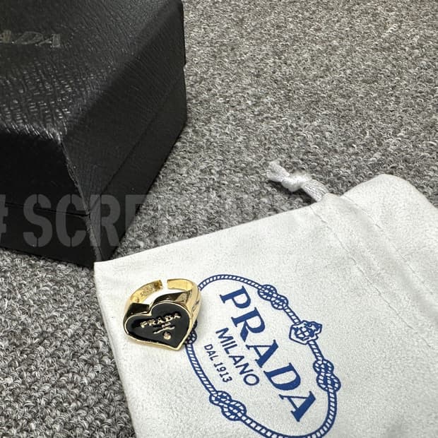 프라다 하트 반지 블랙