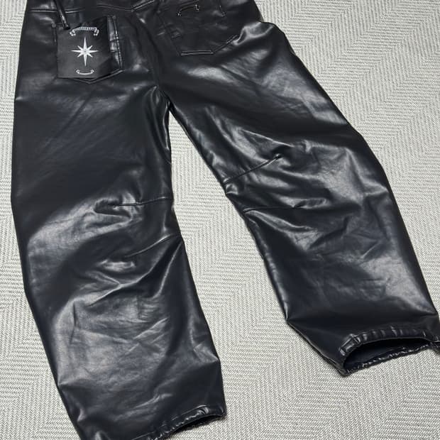 배드블러드 - 바이퍼 세미 커브드 팬츠 (블랙 레더)