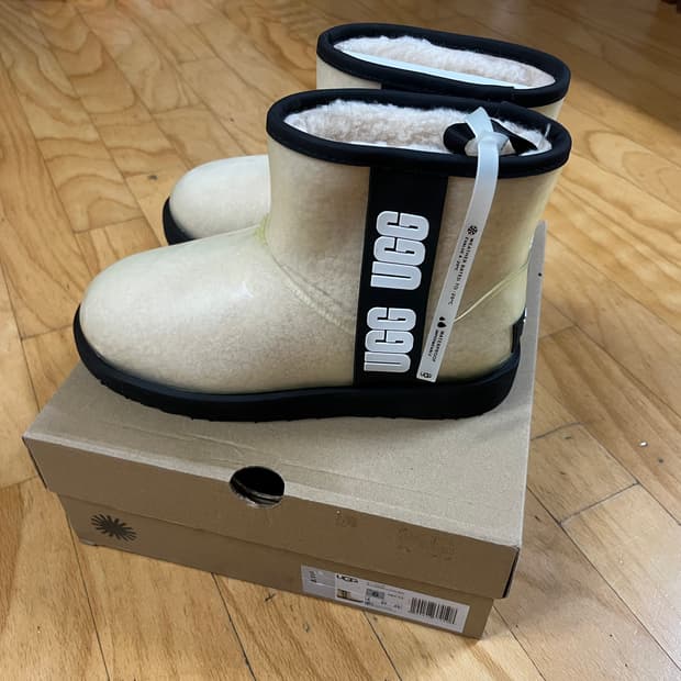 (새상품) 어그 클래식 클리어 미니 부츠 네츄럴 블랙