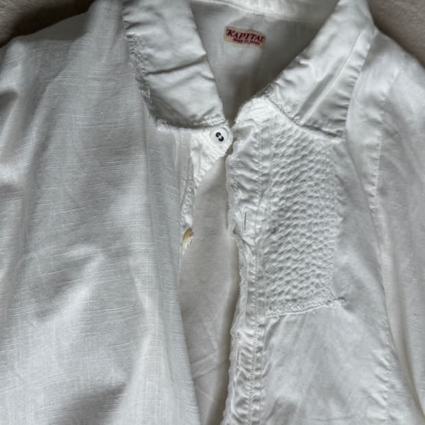 캐피탈 화이트 셔츠 판매합니다.