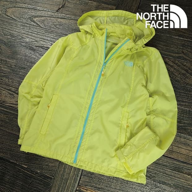 [노스페이스] 로고 자수 경량 후드 바람막이 자켓 레몬 M20094