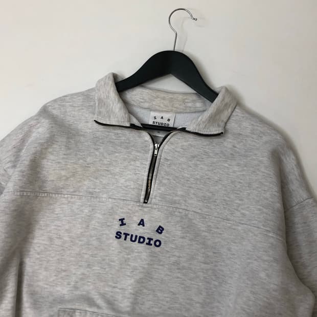 IAB Studio 아이앱 스튜디오 하프 집업 스웻셔츠