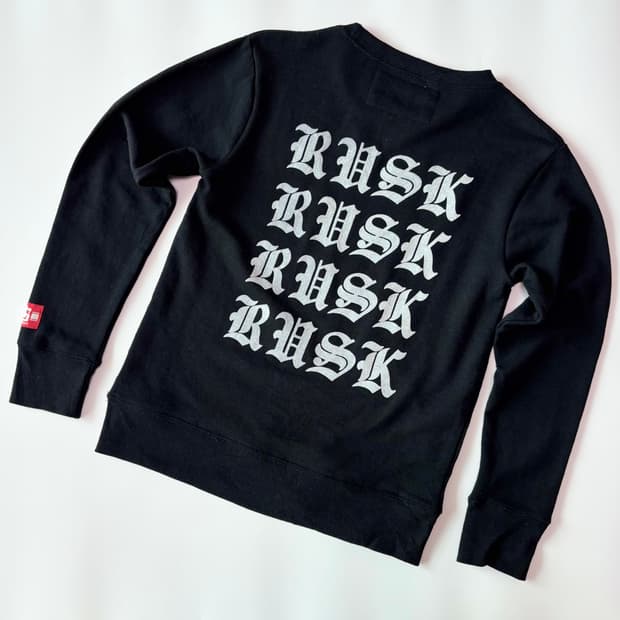 RUSK 고딕 그래픽 블랙 롱 슬리브 스웨트셔츠