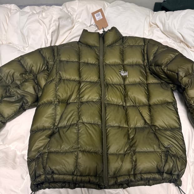 스투시 미드웨이트 푸퍼 올리브