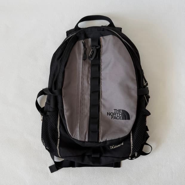 노스페이스(THE NORTH FACE) 백팩(뒷면 하단 헤짐)