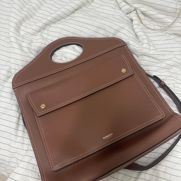 [os] 버버리 미디엄 탑스티치 레더 포켓백 브라운