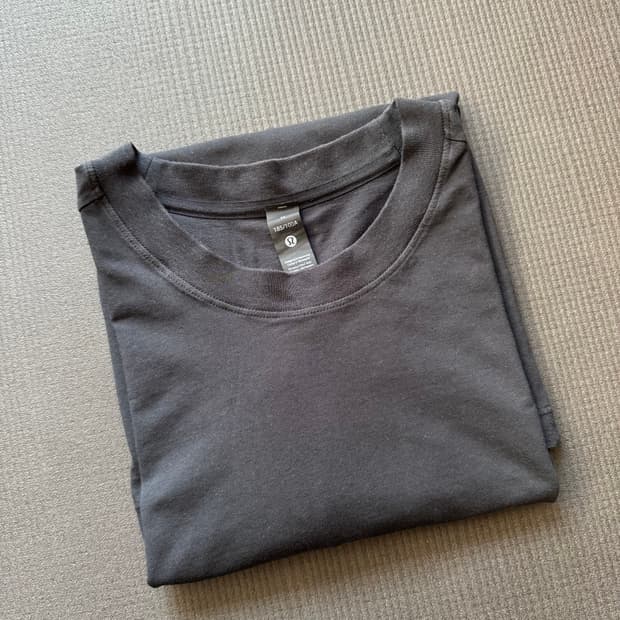 룰루레몬 제로드 인 티셔츠 남성 m 사이즈 판매합니다.