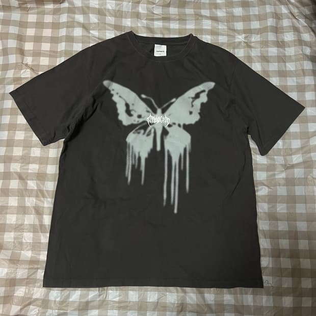 마하그리드 반팔 나비 프린팅 반팔 M 반팔티 스트릿 무드 차콜 먹색