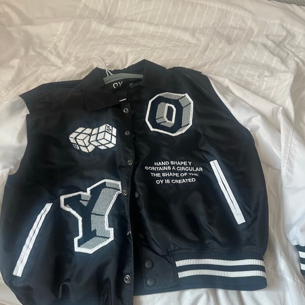 오와이 큐브 로고 바시티자켓