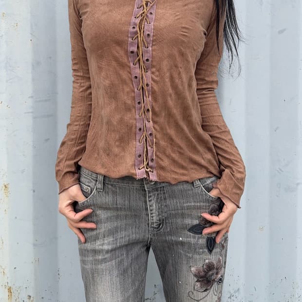 브라운 아일렛 디테일 탑