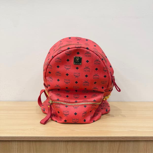 MCM 미니 백팩 모노그램 패턴 스터드 지퍼 포켓 디테일 레드